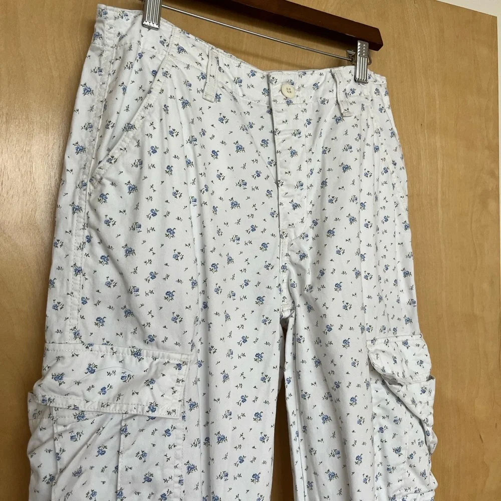 Levi’s ‘94 Baggy blue and white ditsy floral cargo pants - Picture 2 of 5